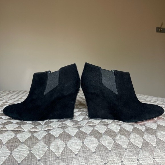 BCBGMAXAZRIA Black Suede Wedge Heeled Slip On Ankle Boots Booties Women's 9.5 - Picture 5 of 16